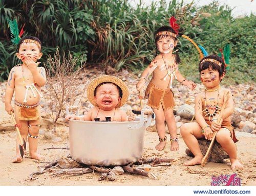 Personas de Indios Cocinando A Niño Explorador