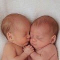 Miniatura de Bebes Abrazados